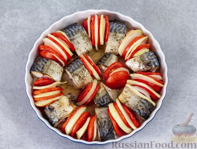 Фото приготовления рецепта: Скумбрия, запечённая с помидорами и луком - шаг №7