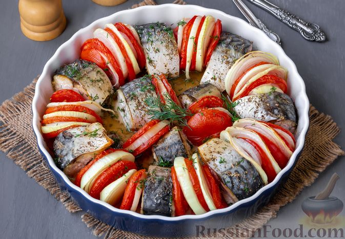 Фото приготовления рецепта: Скумбрия, запечённая с помидорами и луком - шаг №8