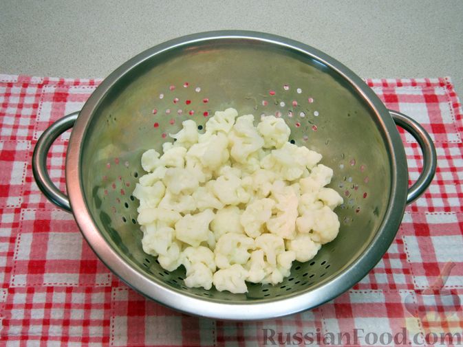 Фото приготовления рецепта: Салат с курицей, помидорами и цветной капустой - шаг №5