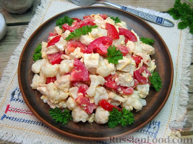 Фото приготовления рецепта: Салат с курицей, помидорами и цветной капустой - шаг №12