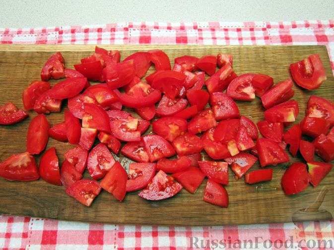 Фото приготовления рецепта: Салат с курицей, помидорами и цветной капустой - шаг №6