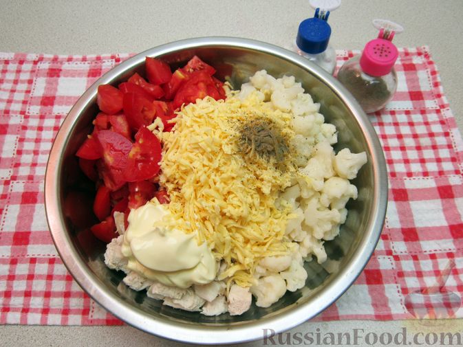 Фото приготовления рецепта: Салат с курицей, помидорами и цветной капустой - шаг №10