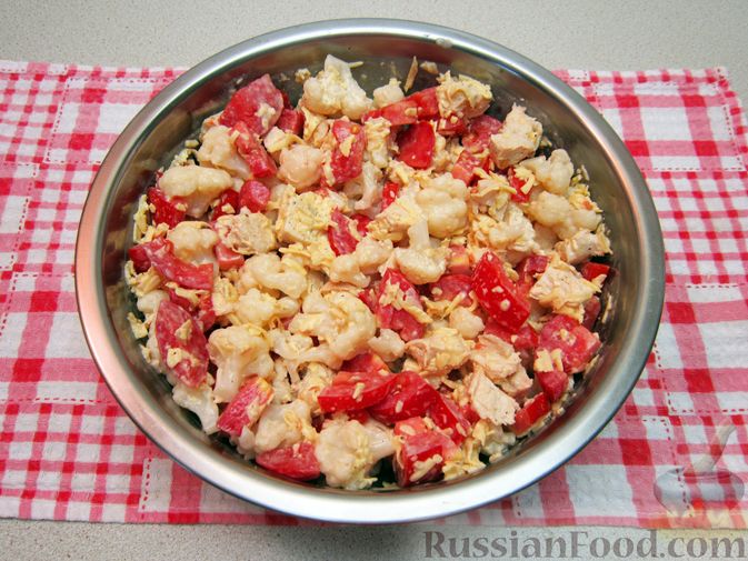 Фото приготовления рецепта: Салат с курицей, помидорами и цветной капустой - шаг №11