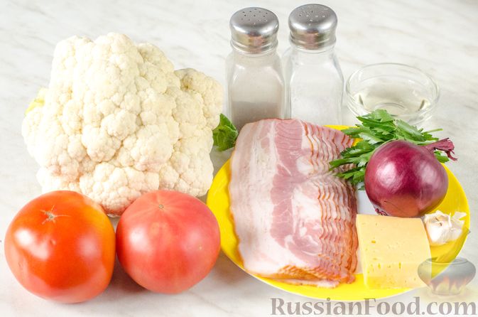 Фото приготовления рецепта: Цветная капуста, тушенная с беконом и помидорами, под сыром - шаг №1