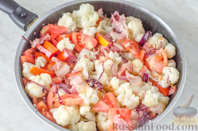 Фото приготовления рецепта: Цветная капуста, тушенная с беконом и помидорами, под сыром - шаг №12