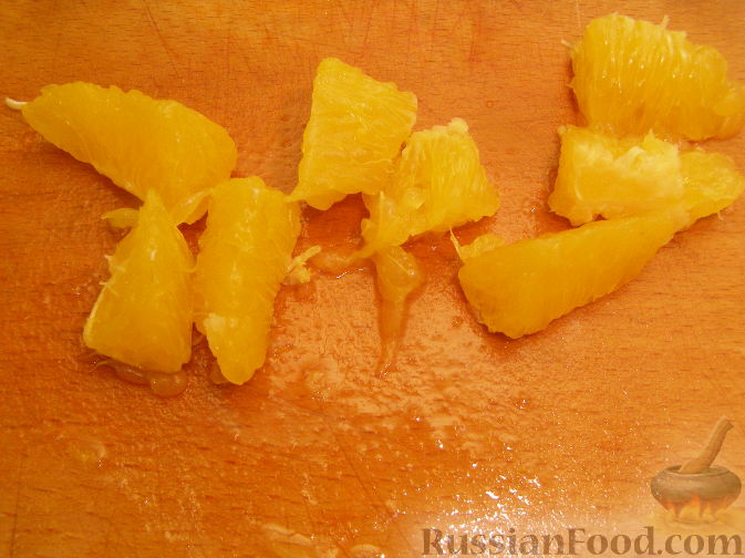 Фото приготовления рецепта: Салат с семгой, апельсином и кунжутом - шаг №5