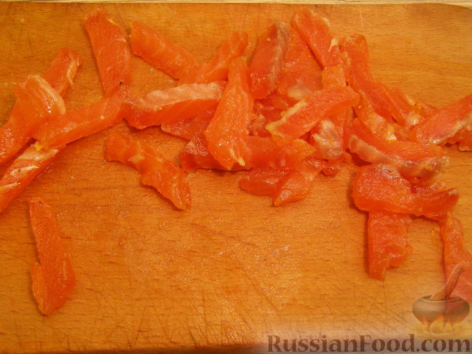 Фото приготовления рецепта: Салат с семгой, апельсином и кунжутом - шаг №6