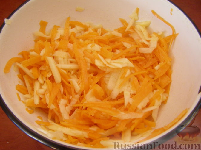Фото приготовления рецепта: Салат с яблоком, тыквой и орехами - шаг №4