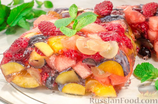 Фото к рецепту: Фруктово-ягодный террин с арбузом, сливами и виноградом