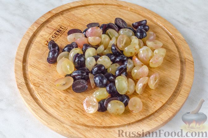 Фото приготовления рецепта: Фруктово-ягодный террин с арбузом, сливами и виноградом - шаг №8