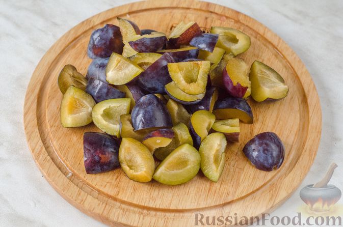 Фото приготовления рецепта: Фруктово-ягодный террин с арбузом, сливами и виноградом - шаг №9