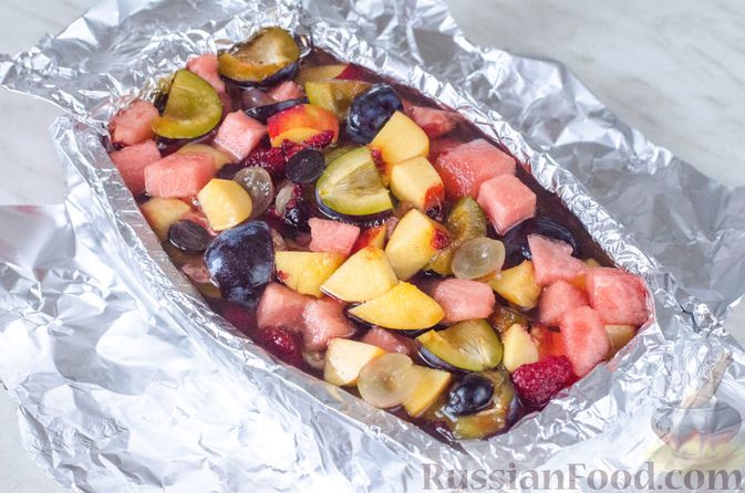 Фото приготовления рецепта: Фруктово-ягодный террин с арбузом, сливами и виноградом - шаг №14