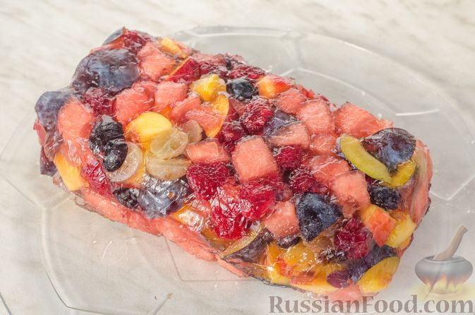 Фото приготовления рецепта: Фруктово-ягодный террин с арбузом, сливами и виноградом - шаг №17