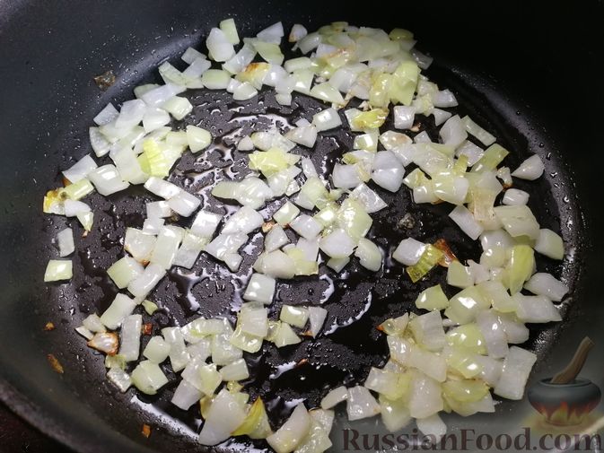 Фото приготовления рецепта: Салат с консервированной рыбой, рисом, яйцами и луком - шаг №13