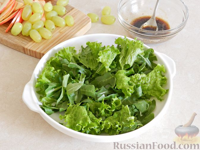 Фото приготовления рецепта: Тёплый салат из куриной печени с яблоком и виноградом - шаг №6