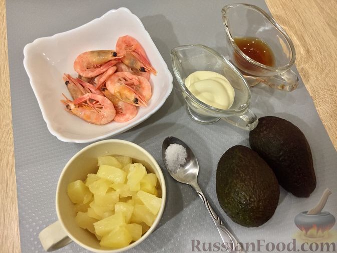 Фото приготовления рецепта: Авокадо с ананасом и креветками - шаг №1