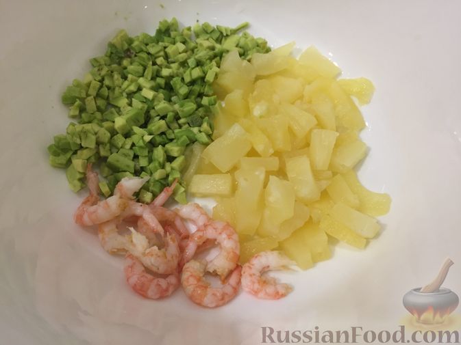 Фото приготовления рецепта: Авокадо с ананасом и креветками - шаг №7