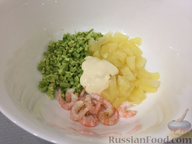 Фото приготовления рецепта: Авокадо с ананасом и креветками - шаг №8
