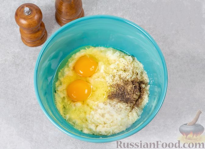 Фото приготовления рецепта: Cвинина, тушенная со свёклой, солёными огурцами и помидорами - шаг №8
