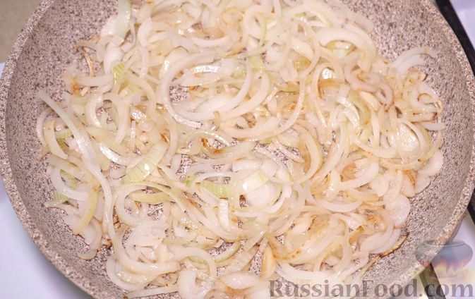 Фото приготовления рецепта: Салат из капусты с колбасой и зелёным горошком - шаг №2