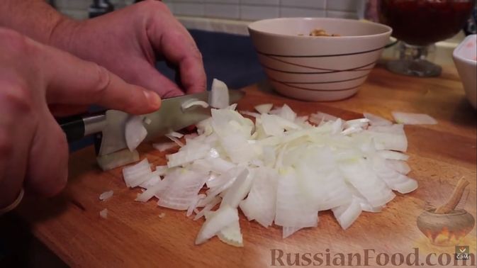 Фото приготовления рецепта: Слоёный салат с копчёной курицей, маринованными шампиньонами и огурцами - шаг №4