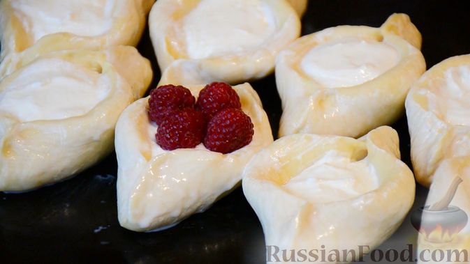 Фото приготовления рецепта: Открытые сдобные пирожки с творогом и ягодами - шаг №11