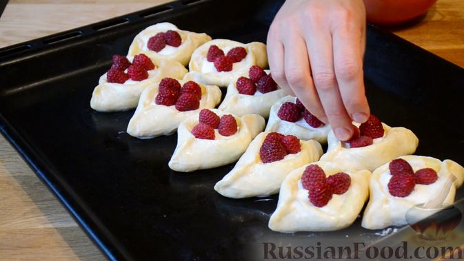 Фото приготовления рецепта: Открытые сдобные пирожки с творогом и ягодами - шаг №12
