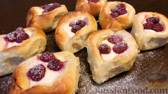 Фото приготовления рецепта: Открытые сдобные пирожки с творогом и ягодами - шаг №13