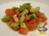 Фото к рецепту: Быстрый салат с авокадо и помидорами