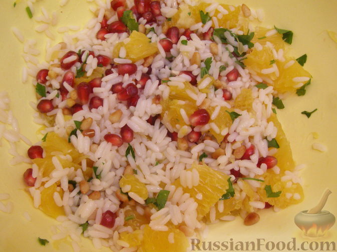Фото приготовления рецепта: Рисовый салат с апельсинами и кедровыми орехами - шаг №9