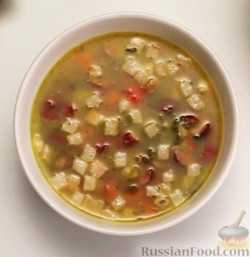 Суп из гороха и чечевицы со шкварками и сухариками