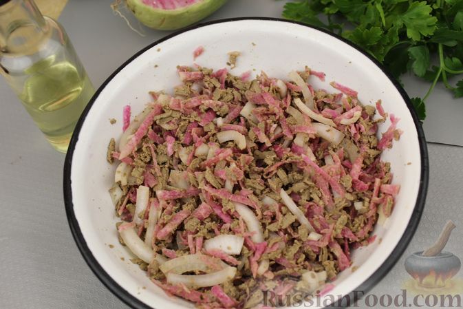 Фото приготовления рецепта: Салат из редьки с печенью - шаг №8