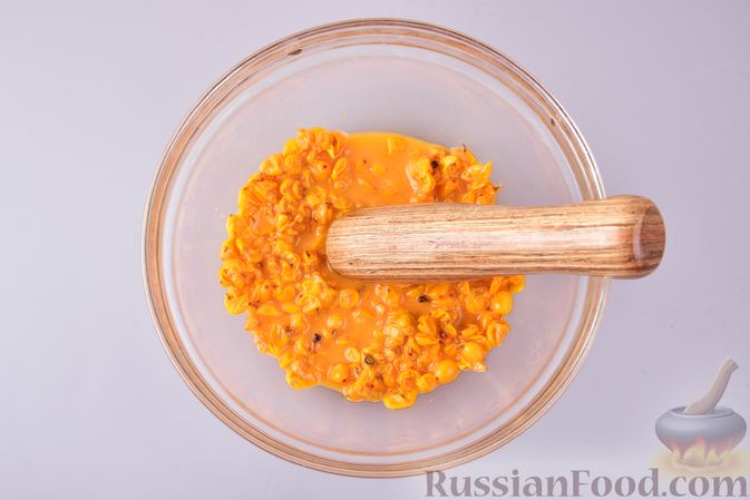 Фото приготовления рецепта: Облепиховый морс с мёдом - шаг №3