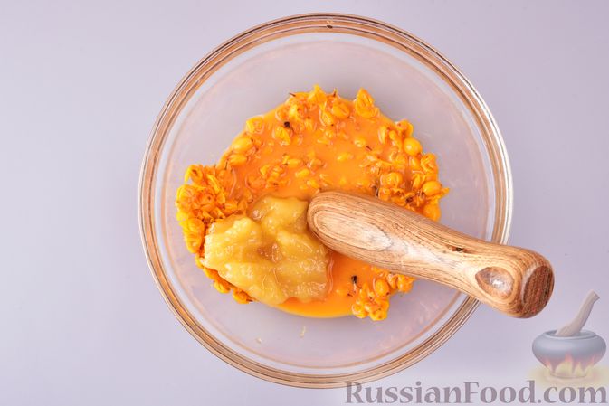 Фото приготовления рецепта: Облепиховый морс с мёдом - шаг №4