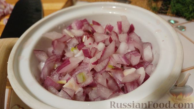 Фото приготовления рецепта: Салат с колбасой, помидорами, сыром, сухариками и маком - шаг №2