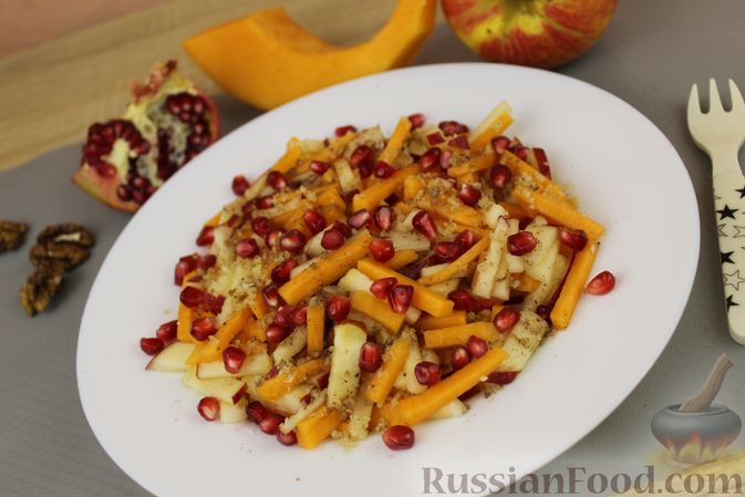 Фото приготовления рецепта: Салат из тыквы с яблоками, медом и орехами - шаг №10