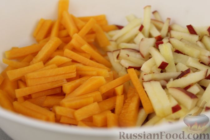 Фото приготовления рецепта: Салат из тыквы с яблоками, медом и орехами - шаг №4