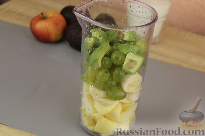 Фото приготовления рецепта: Смузи из авокадо, банана, яблока и винограда - шаг №5