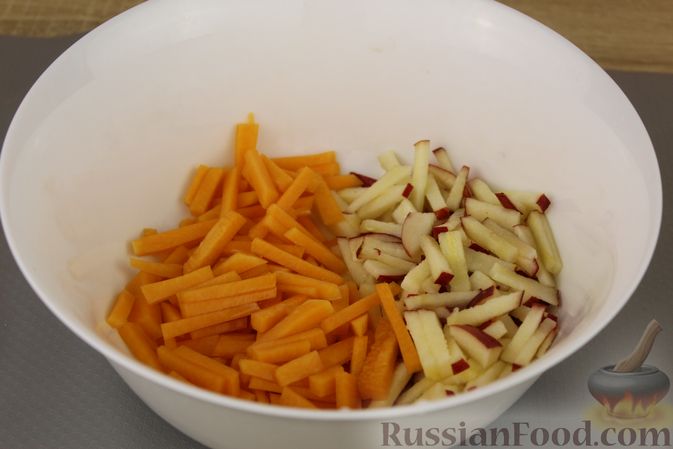 Фото приготовления рецепта: Салат из тыквы с яблоками, медом и орехами - шаг №5