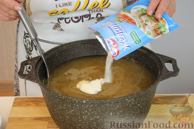 Фото приготовления рецепта: Рыбный суп с консервированными томатами - шаг №2