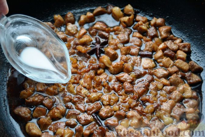 Фото приготовления рецепта: Дрожжевой пирог с картошкой, грибами и зелёным луком - шаг №10