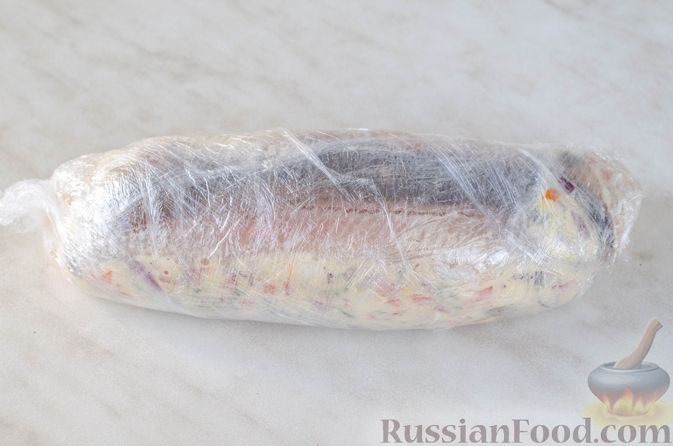 Фото приготовления рецепта: Закуска из сельди со сметаной, сладким перцем, маринованным огурцом и морковью - шаг №20