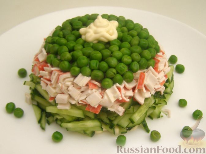 Фото к рецепту: Салат из крабовых палочек с огурцом