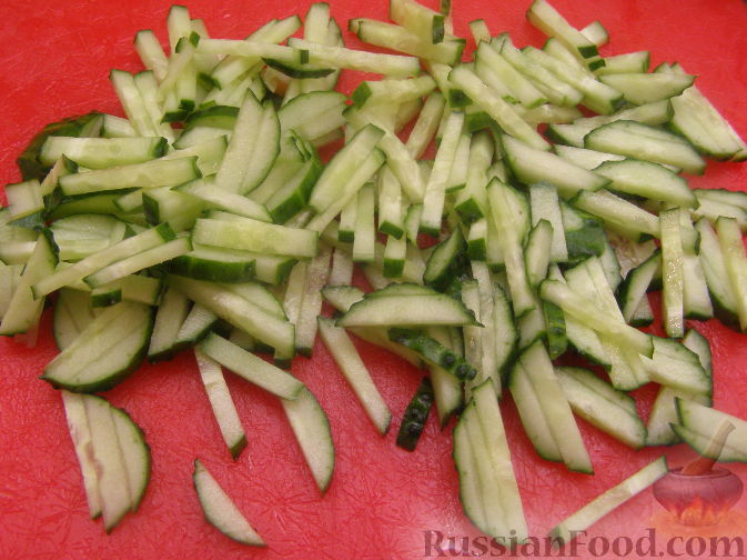 Фото приготовления рецепта: Салат из крабовых палочек с огурцом - шаг №5