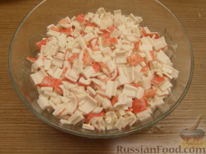Фото приготовления рецепта: Салат из крабовых палочек с огурцом - шаг №7