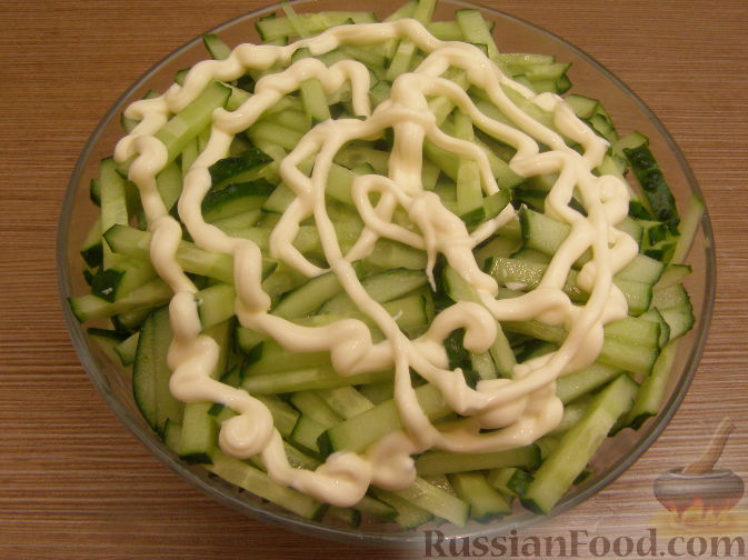 Фото приготовления рецепта: Салат из крабовых палочек с огурцом - шаг №8