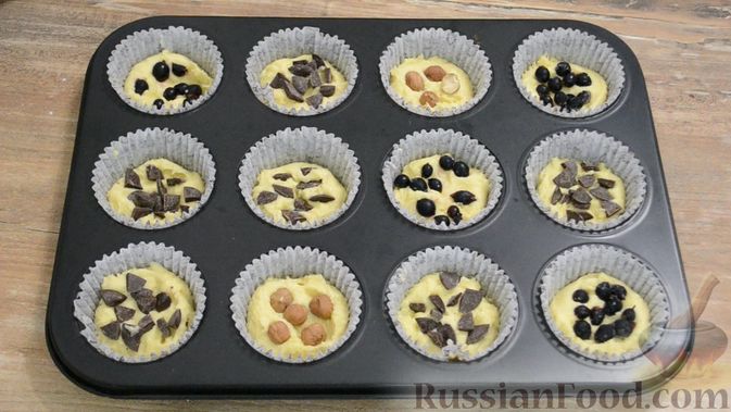 Фото приготовления рецепта: Творожные кексы с ягодами, шоколадом и орехами - шаг №6