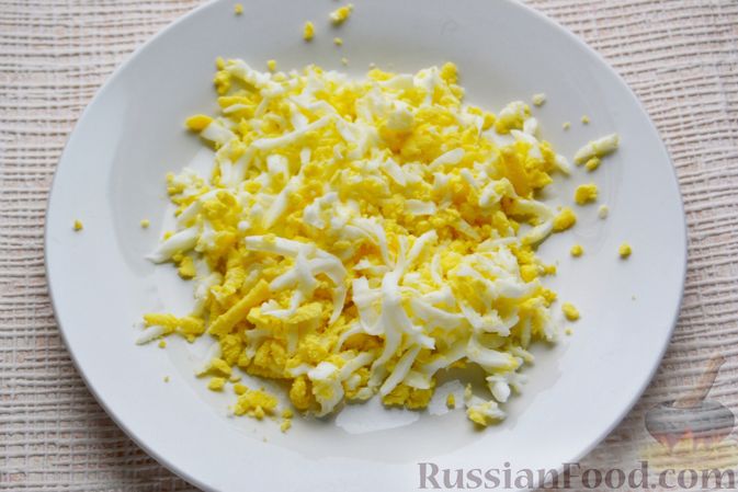 Фото приготовления рецепта: Конвертики из лаваша со шпротами, яйцами, картофелем и солеными огурцами - шаг №3