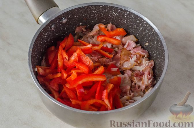 Фото приготовления рецепта: Картофельная запеканка с сосисками и сыром - шаг №8