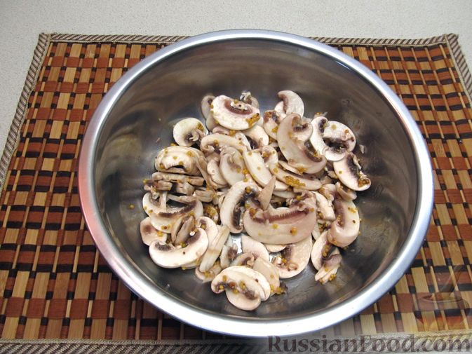 Фото приготовления рецепта: Закрытые песочные мини-пироги с грибами и фасолью - шаг №3